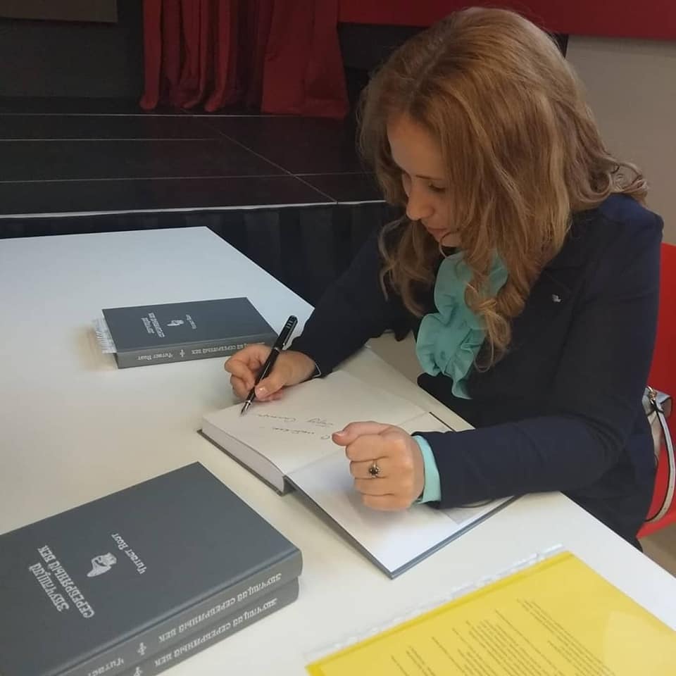 Елена Шуванникова подписывает книгу
