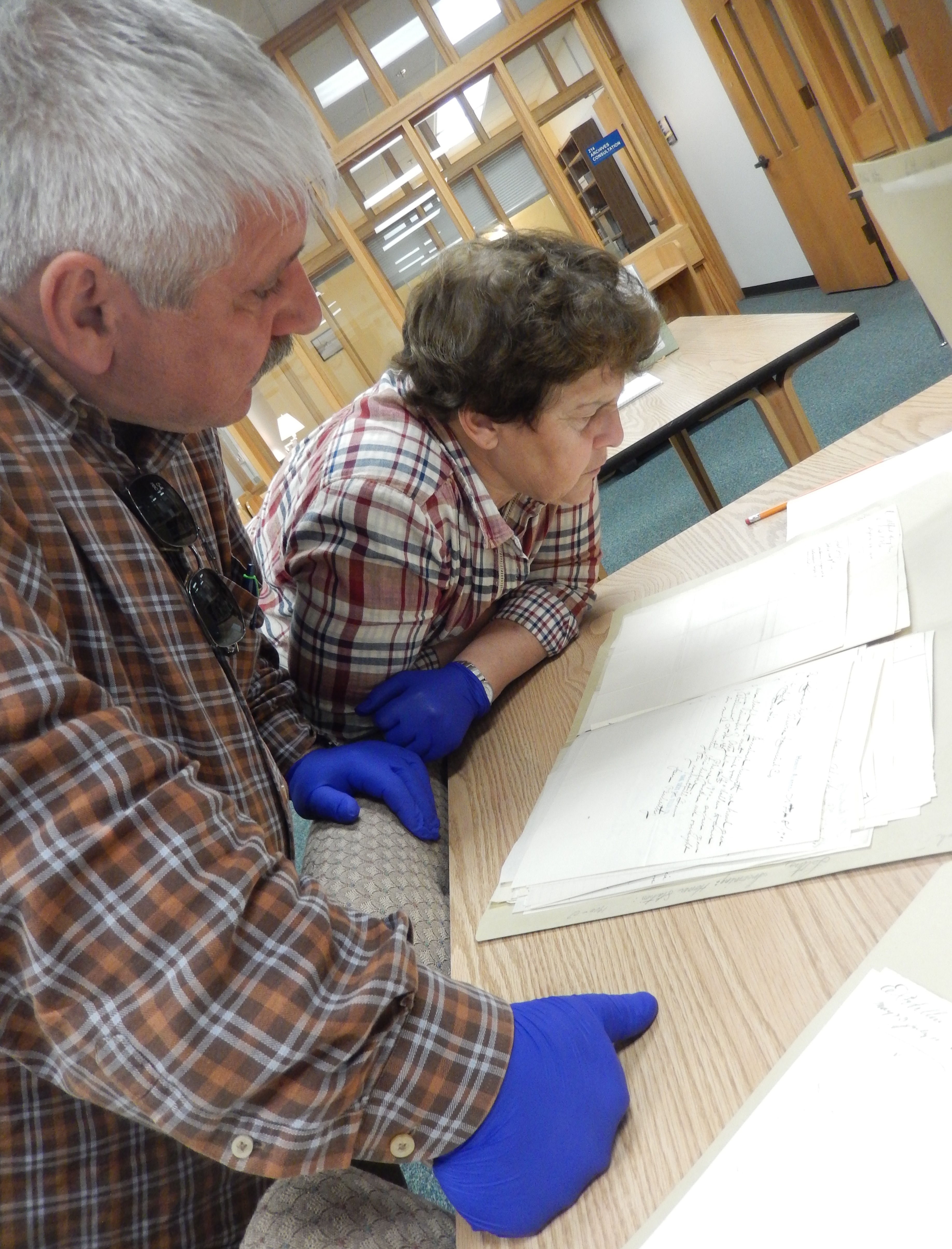 А. А.Кибрик и М. Б.Бергельсон, работа со старыми документами в Архиве Университета Аляски, Фэрбенкс, 12.08.2019