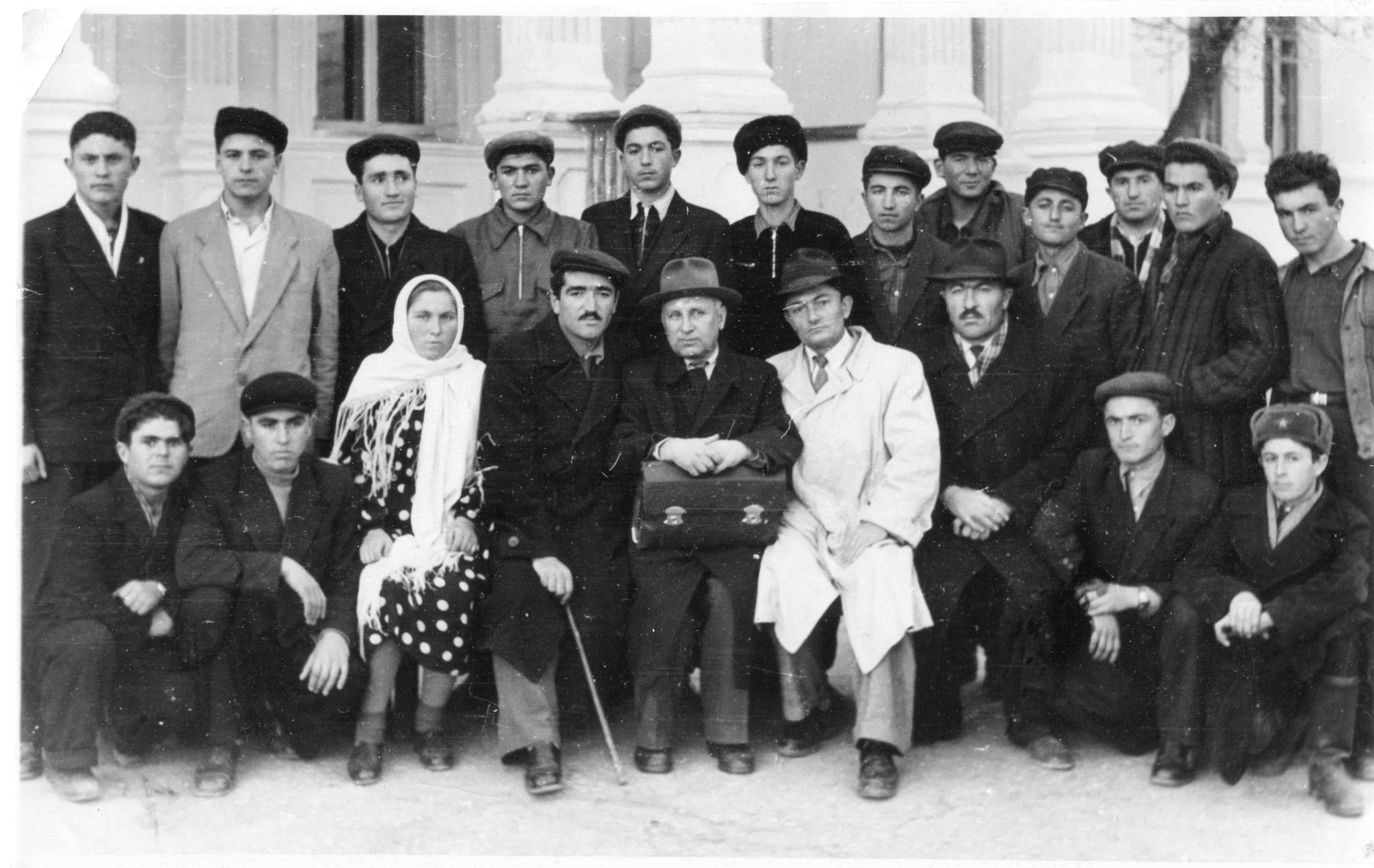1950-60-е гг. В центре Е.А. Бокарев и Я.Г. Сулейманов (предположительно, среди студентов Аварского педучилища в г. Буйнакске)