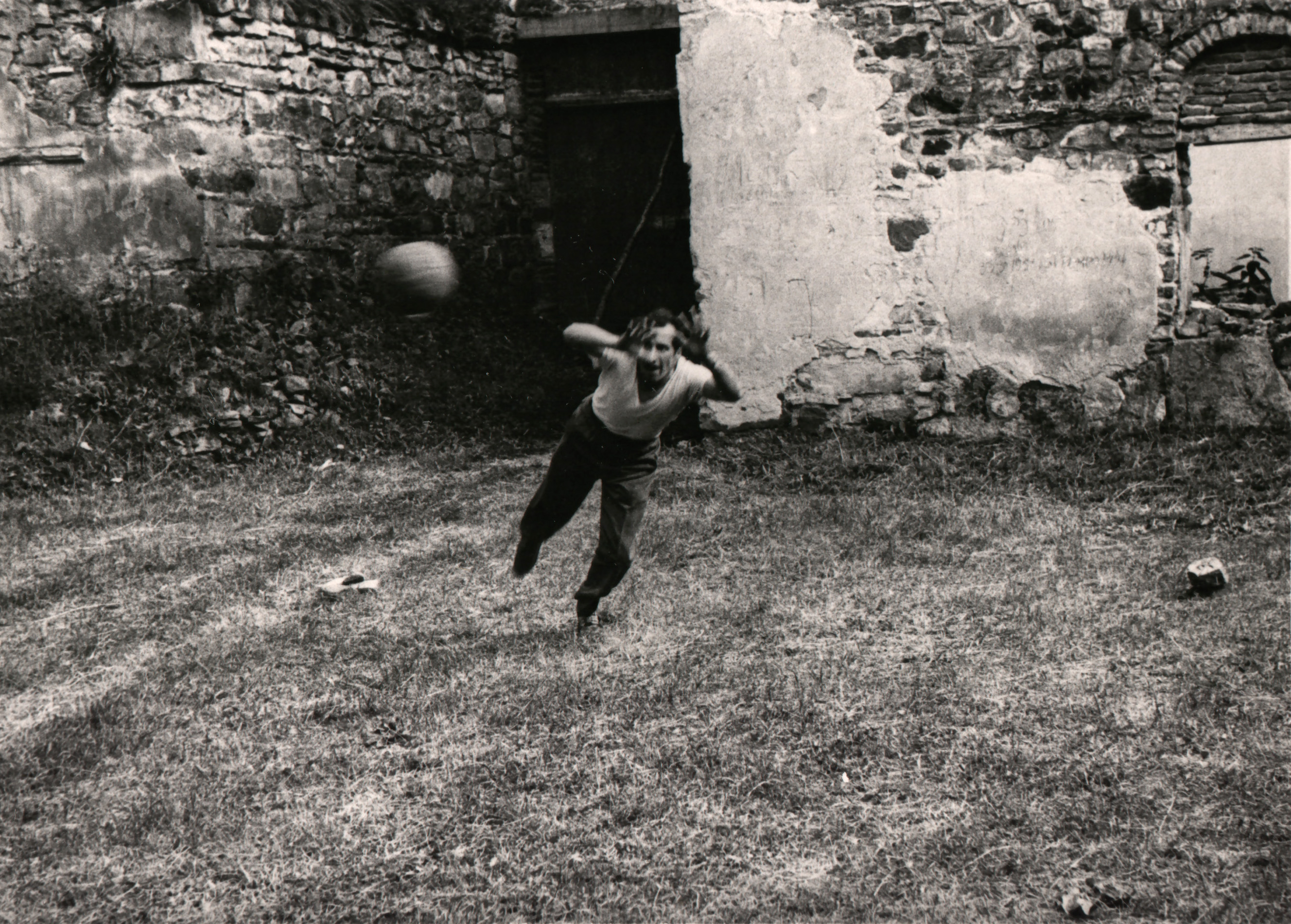 В Грузии, игра в футбол - Г.А. берет мяч (1953 или 1954 г.)