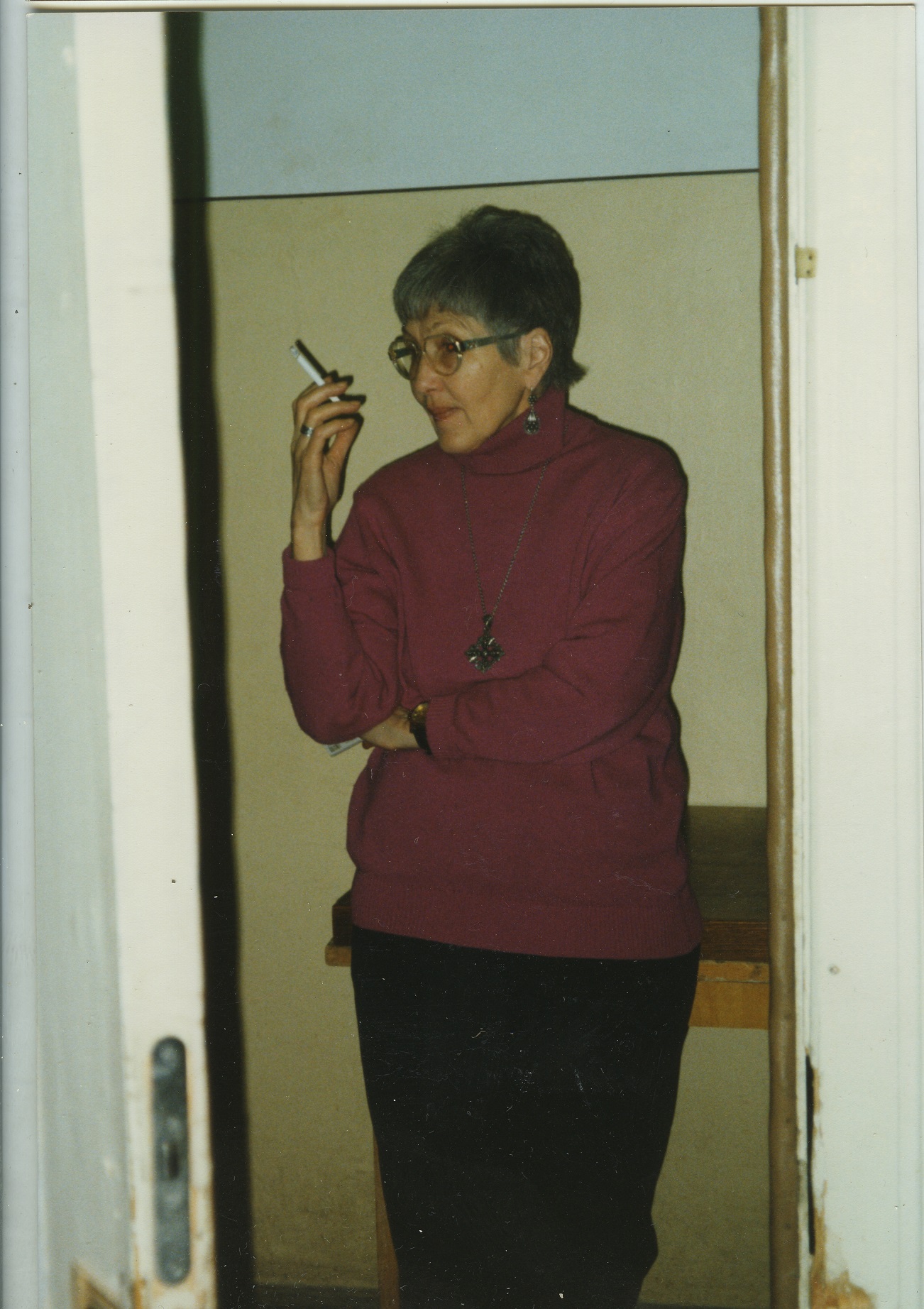 1997 г. Вероника Николаевна в дверях родного сектора с неизменной сигареткой