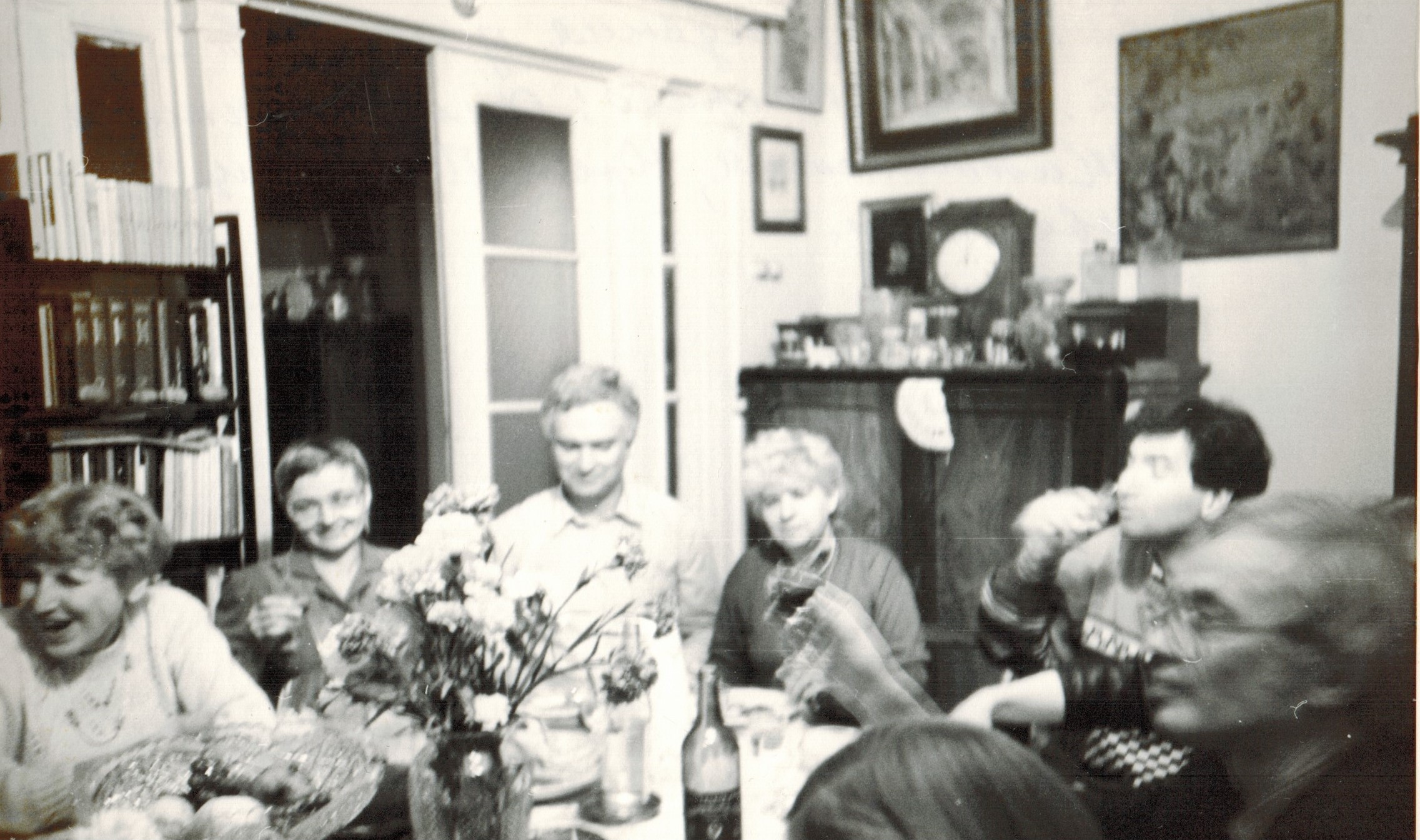 День рождения дома у Е.С. Кубряковой. Слева направо: Алла Гурочкина, Светлана Жаботинская, Юрий Панкрац, Е.С. Кубрякова и др.