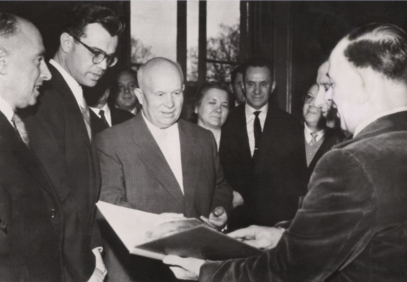 Ю.С. Степанов переводит Н.С. Хрущёву в Монетном дворе Франции, Париж, 25 марта 1960 г.