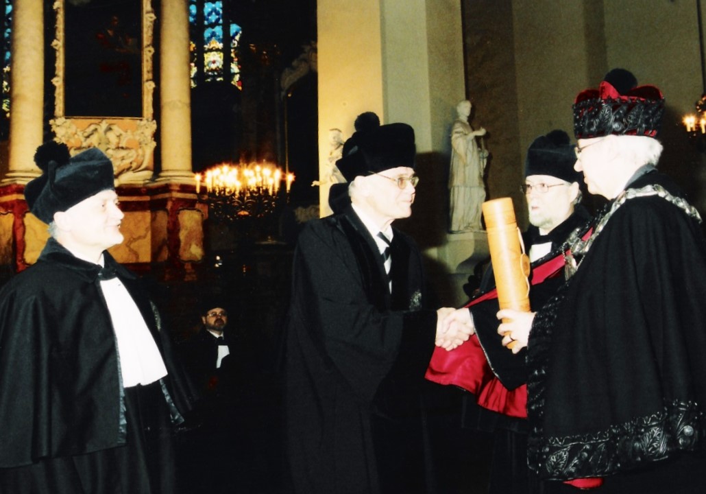 Вручение диплома и мантии Почётного профессора Вильнюсского университета 2002 г.