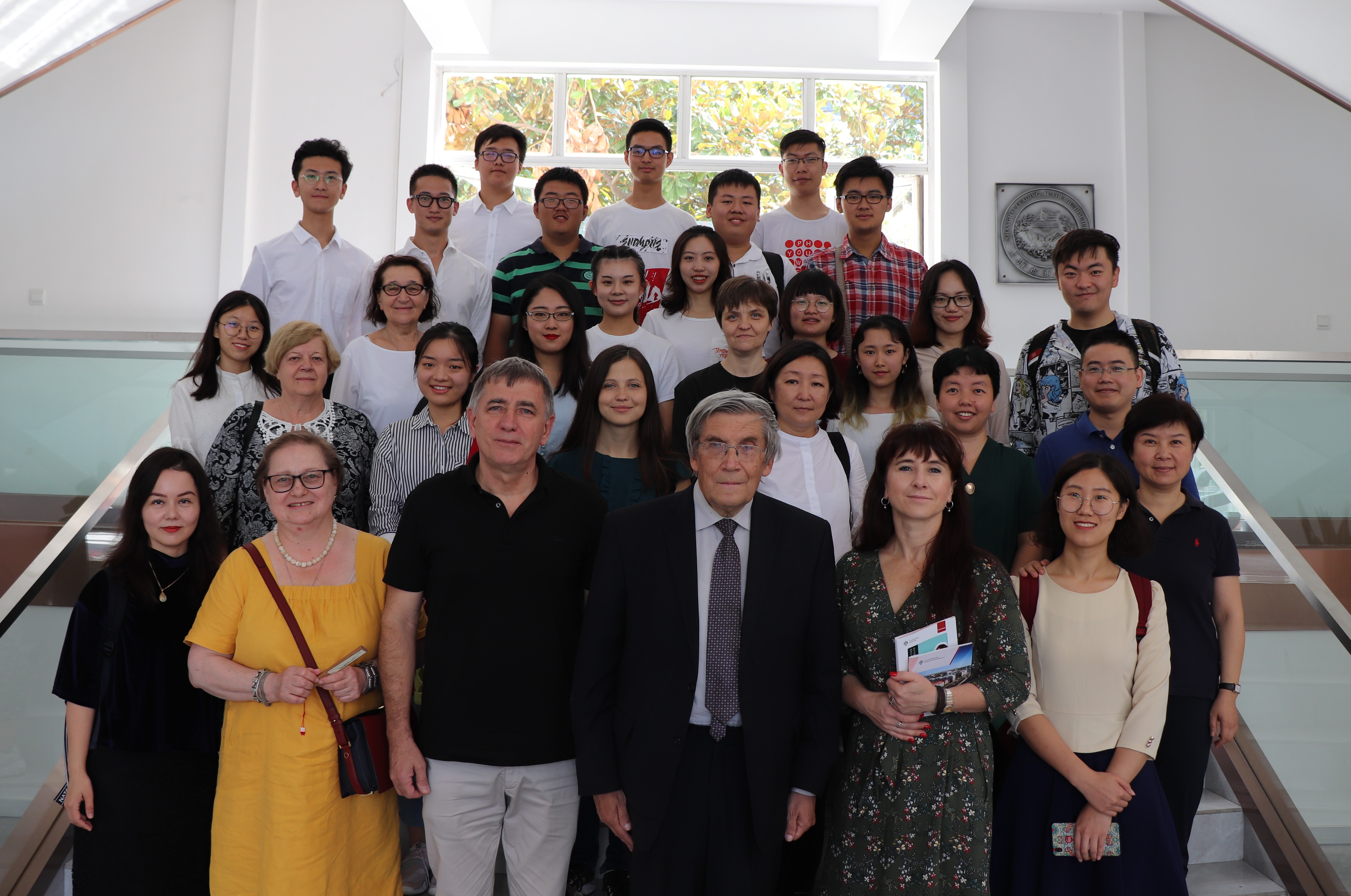со студентами Института России, Восточной Европы и Центральной Азии Шанхайского университета иностранных языков
