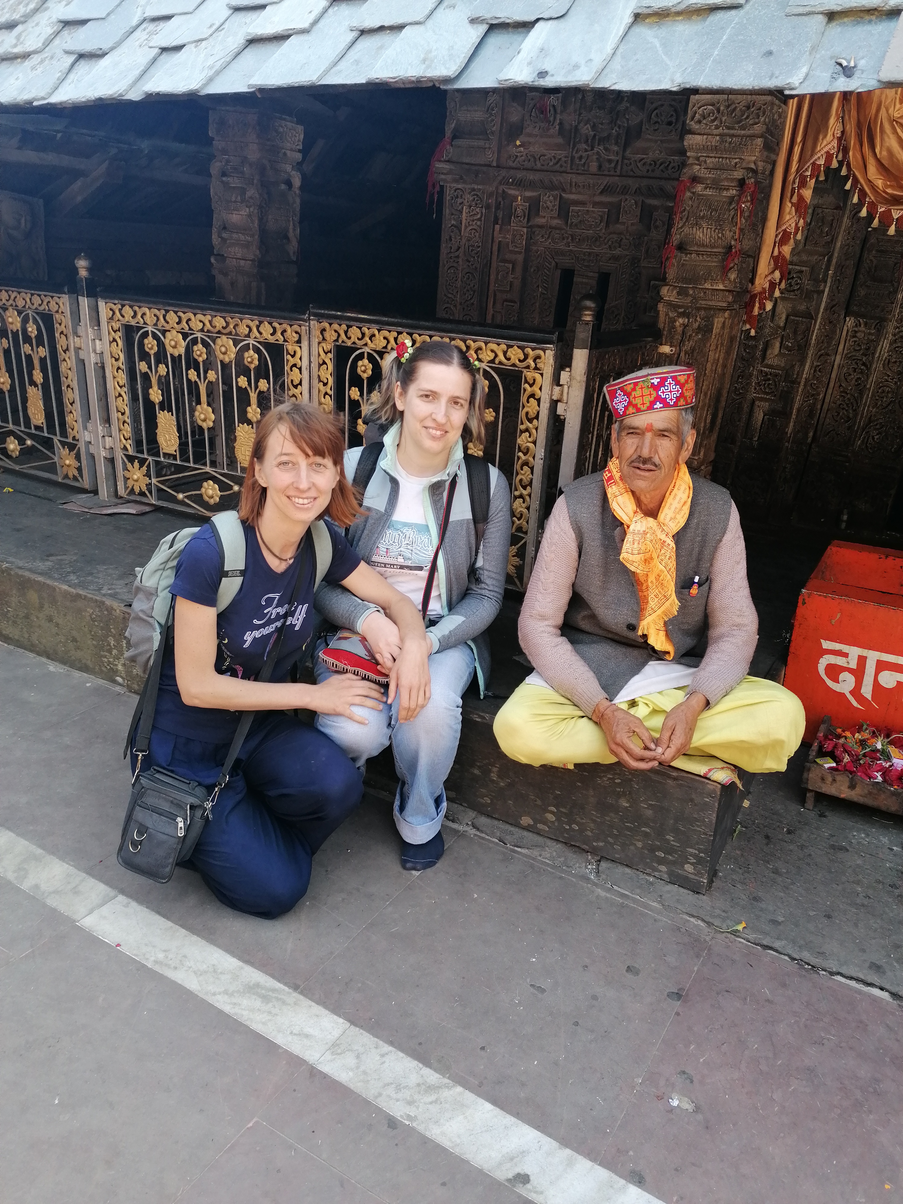 Евгения Ренковская и Анастасия Крылова со священнослужителем храма в д. Прашар Сиддху Рамом