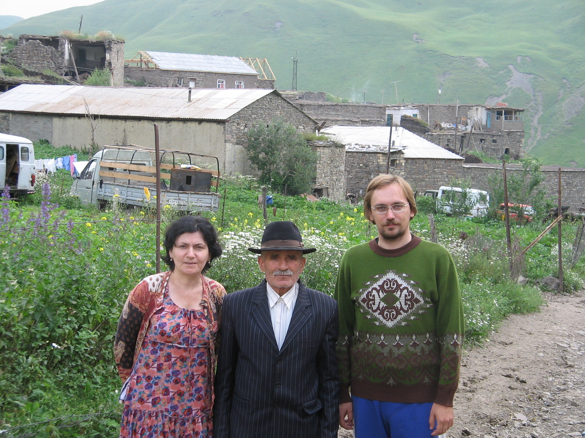 В с. Хпюк Агульского района Дагестана, 2008 г. Т. А. Майсак, Муталиб Гусейнов и С. Р. Мерданова
