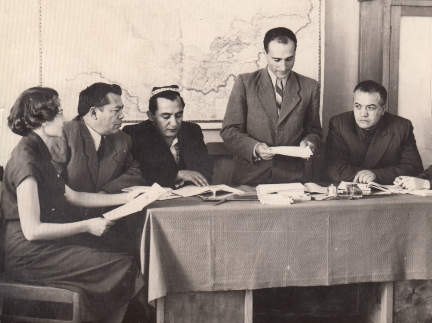 1954 г. Заседание Отдела языка Института языка и литературы АН Таджикистана (Душанбе), слева Д.И.Эдельман