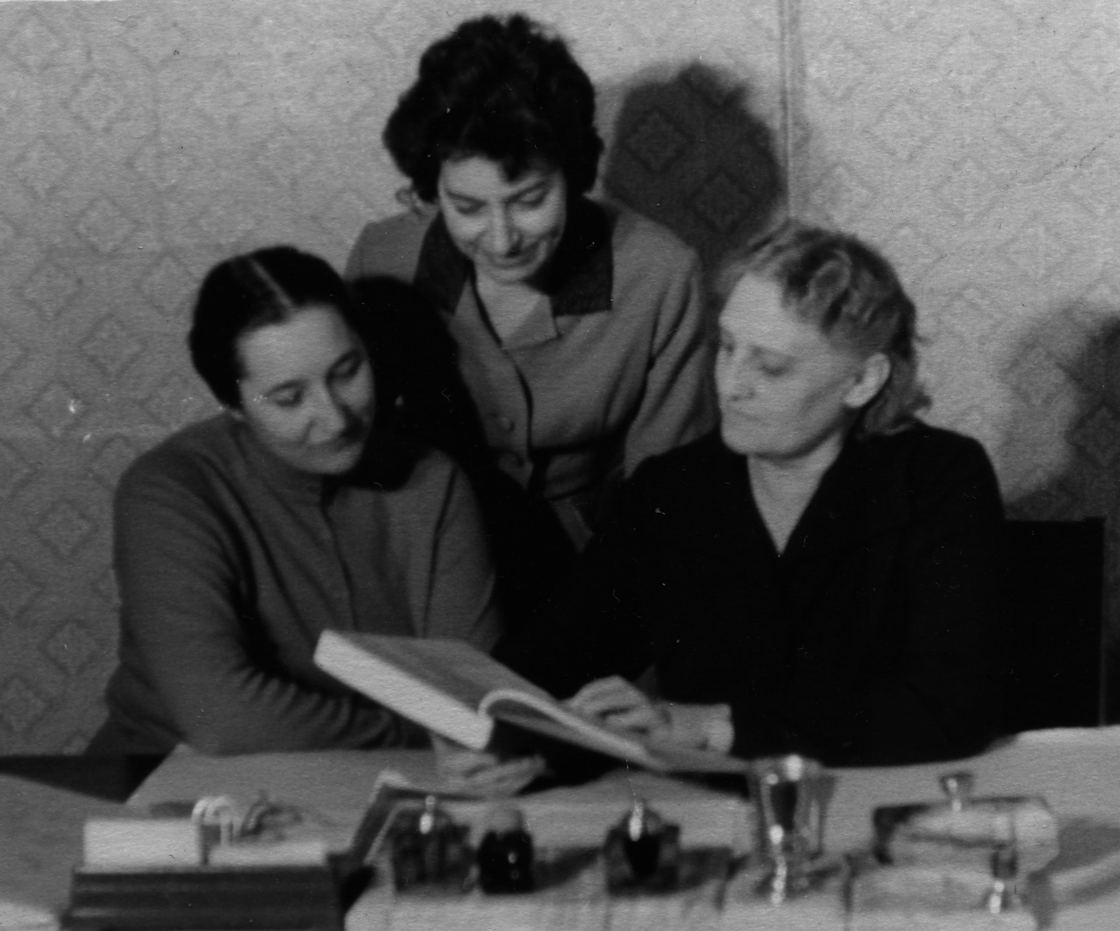 1964 г. В секторе иранских языков ИЯз: сидят слева направо — Лия Александровна Пирейко, Вера Сергеевна Расторгуева, стоит Д.И.Эдельман