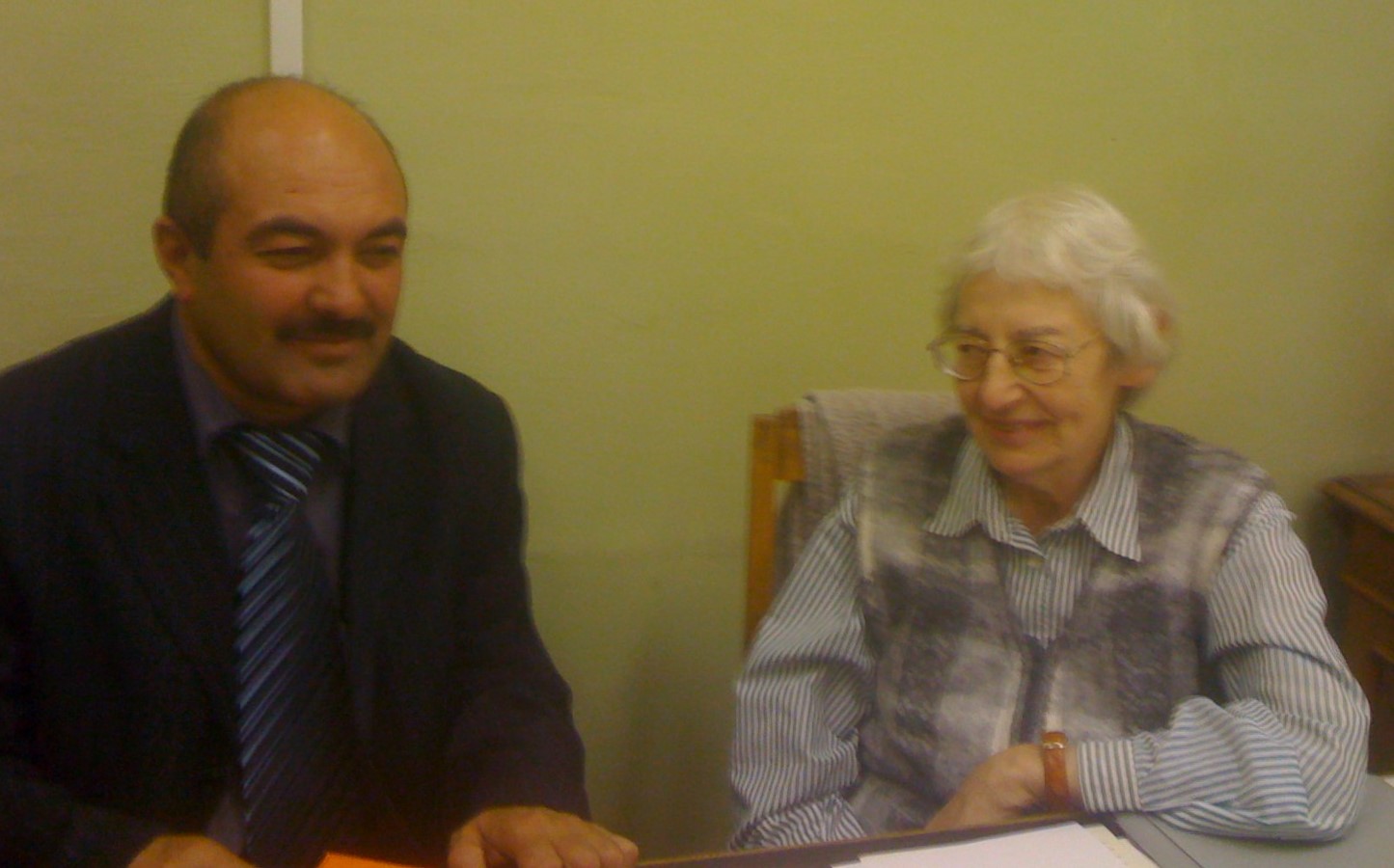 2011 г. Д.И.Эдельман в секторе иранских языков ИЯз, с Ш.П.Юсуфбековым, своим бывшим аспирантом, затем докторантом, затем директором Института гуманитарных наук АН Таджикистана (на Памире)