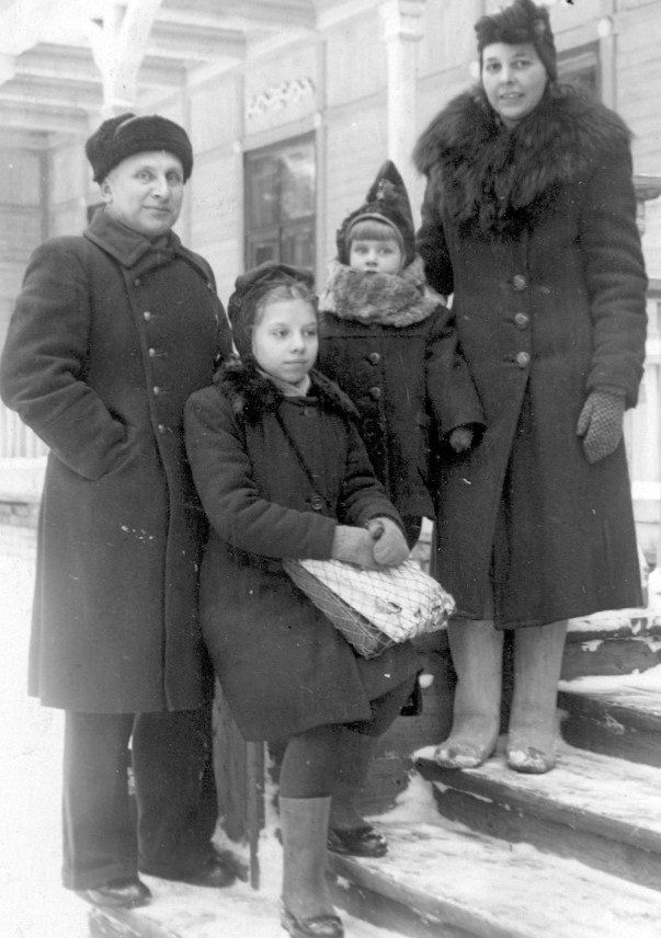 С женой Натальей Владимировной Горловой, дочерьми Людмилой и Антониной. Сестрорецк, 1950 г.