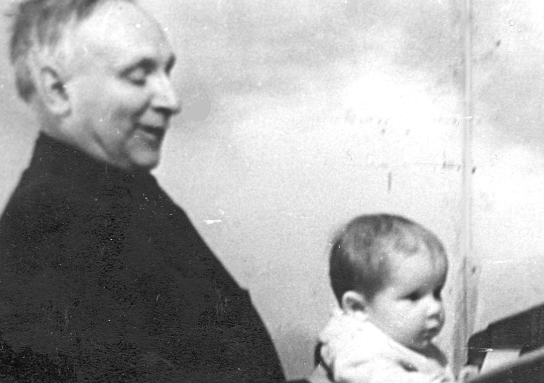 С внуком Николаем Лопатиным за фисгармонией. Москва, Новопесчаная, 1962 г.