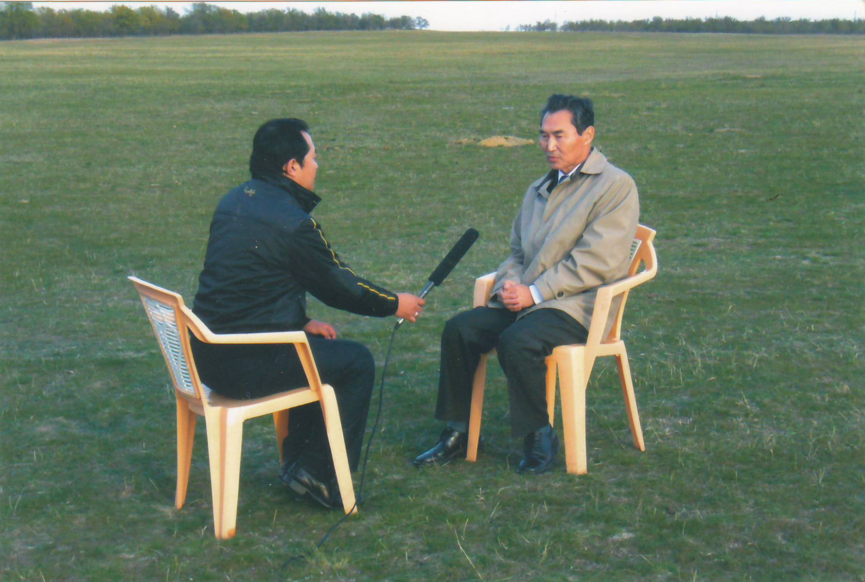 Г. Ц. Пюрбеев дает интервью Телевидению Внутренней Монголии (КНР)