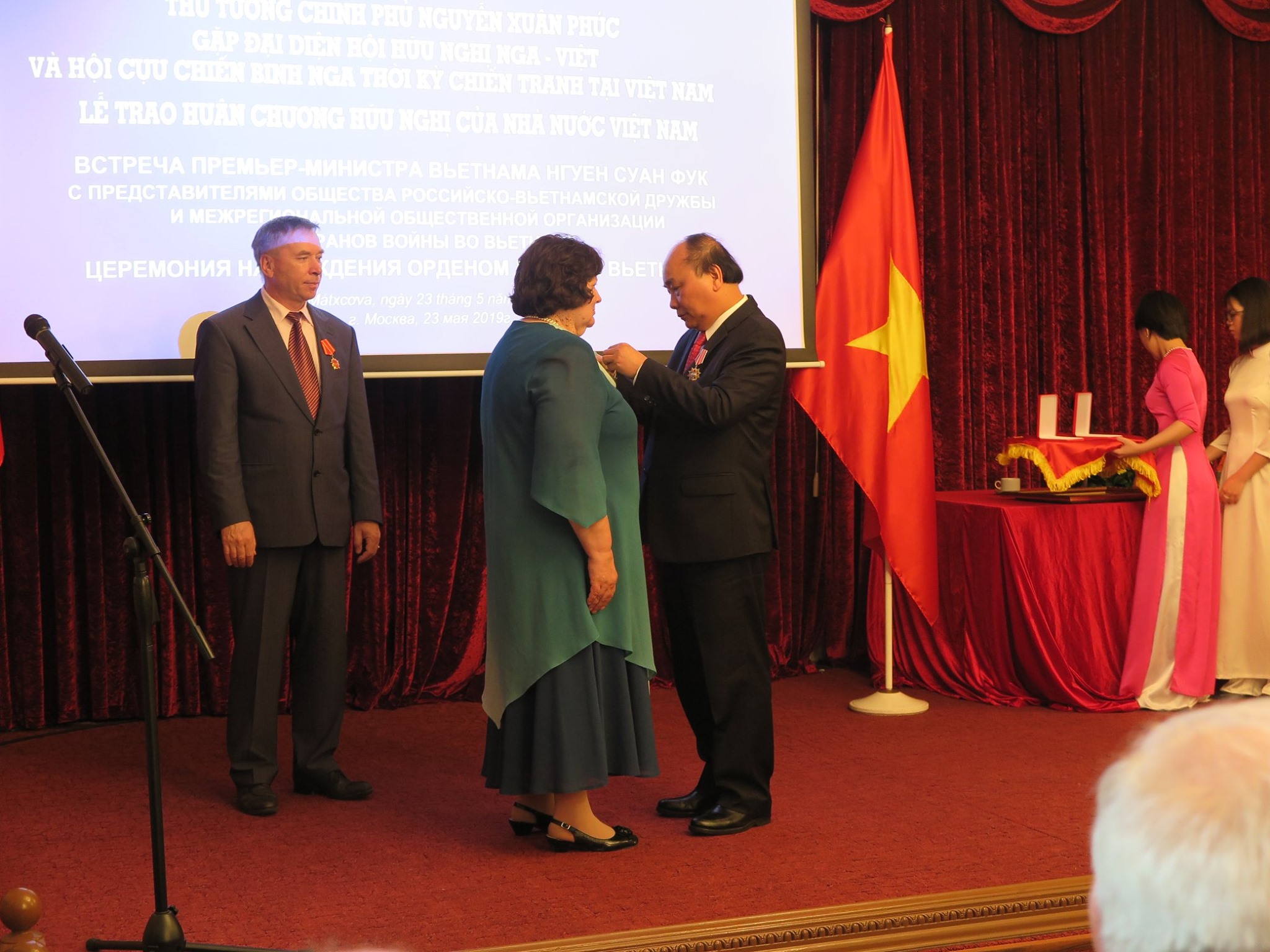 Награду вручает премьер-министр СРВ Нгуен Суан Фук (Nguyen Xuan Phuc)