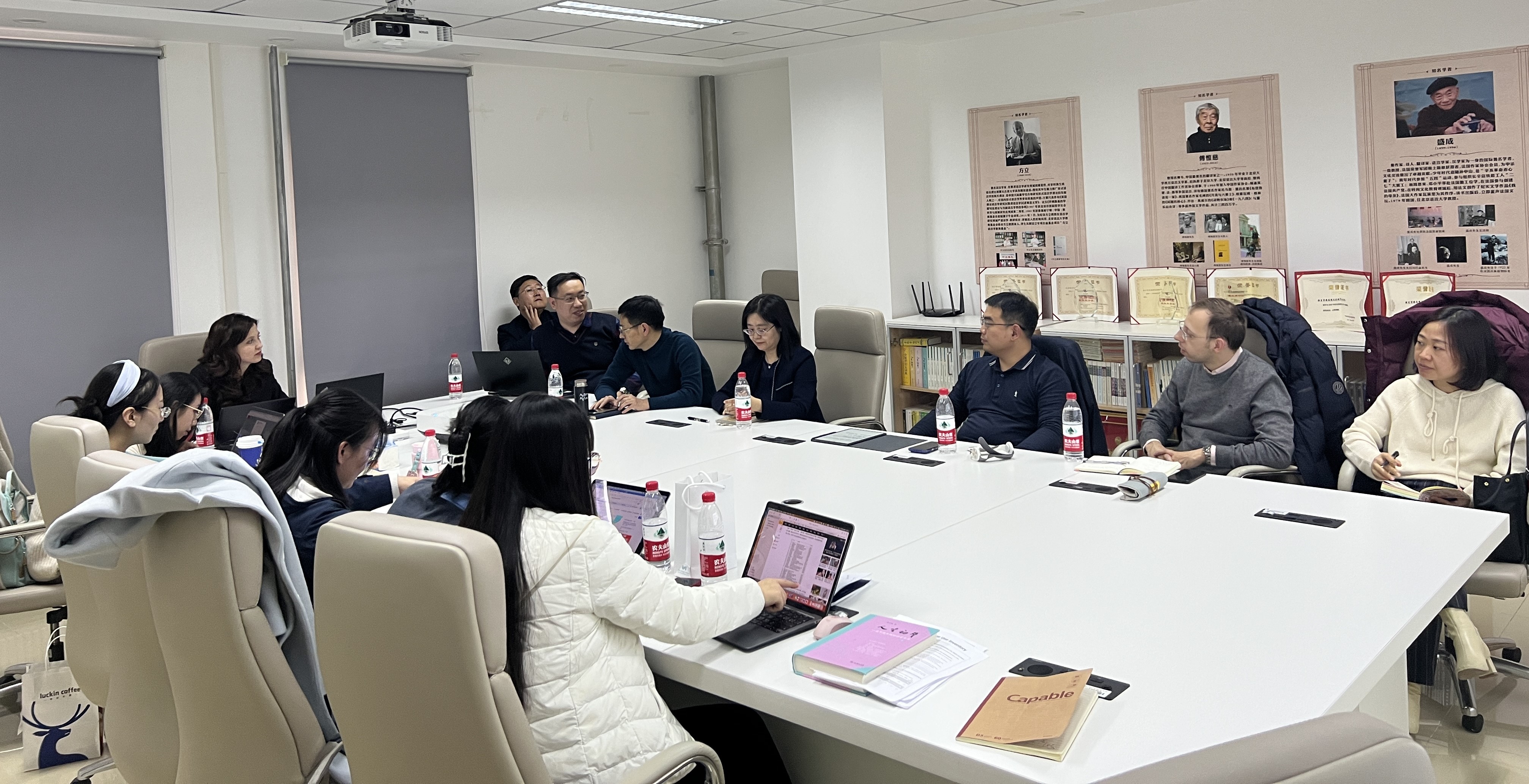 С китайскими коллегами из Института языкознания Пекинского университета языка и культуры
